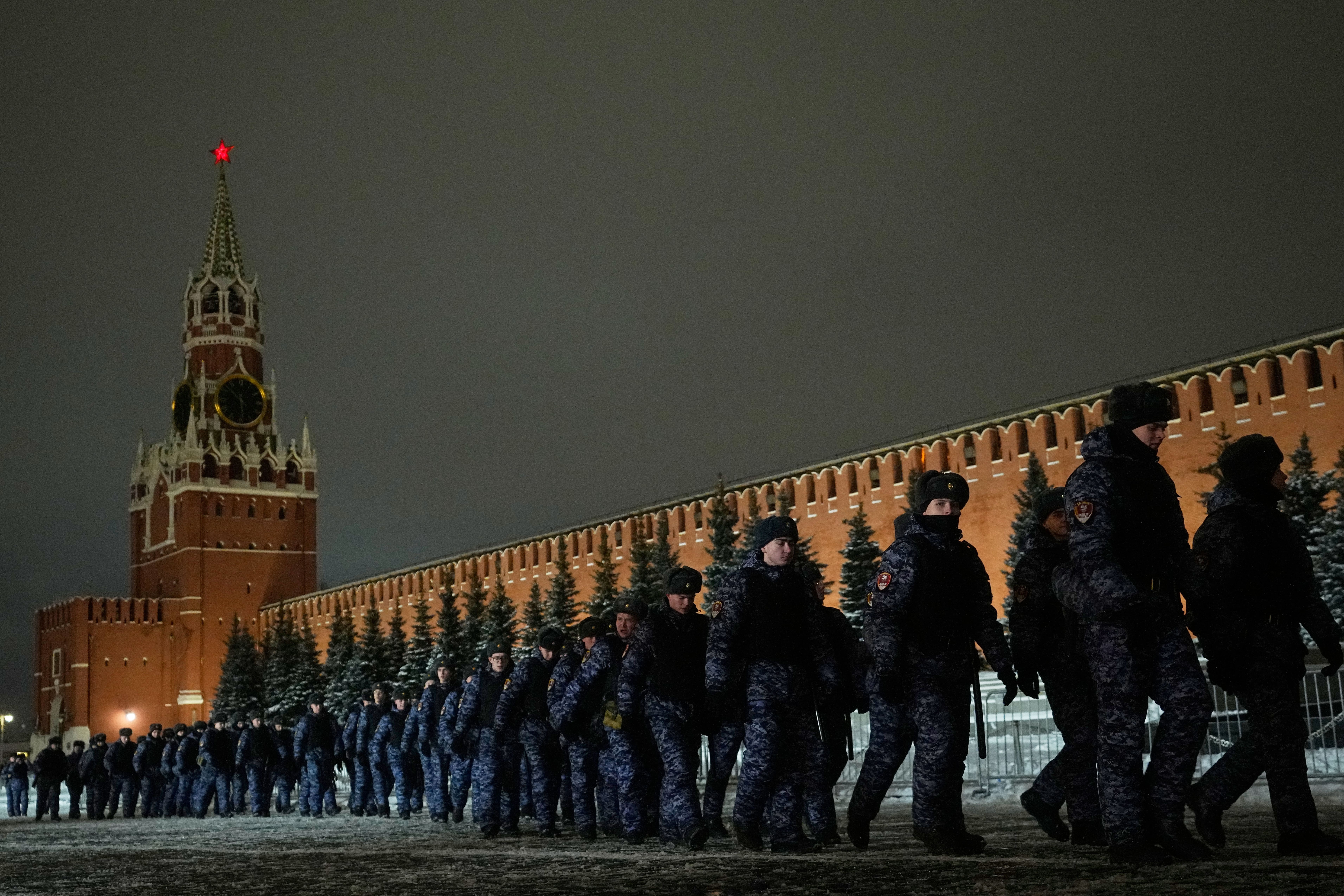 Personel kepolisian dan anggota Rosguardia (Garda Nasional) berjalan di Lapangan Merah yang ditutup bagi perayaan Malam Tahun Baru di Moskow, Rusia, Rabu, 31 Desember 2025. (Foto: AP/Pavel Bednyakov)